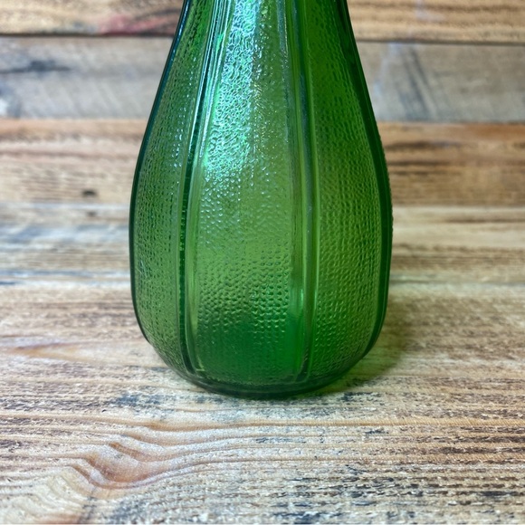 Portland Glass Co PGC 9" Emerald Green Ribbed Glass Bud Flower Vase - Picture 4 of 7
